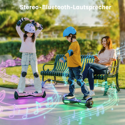 Kinder fahren Gyroor G13 Hoverboards mit Bluetooth-Lautsprecher und Musik im Freien